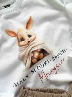Beżowo biała piżama dziecięca mały słodki śpioch + imię