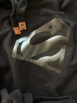 Bluza dziecięca z kapturem z czarnym znakiem supermena