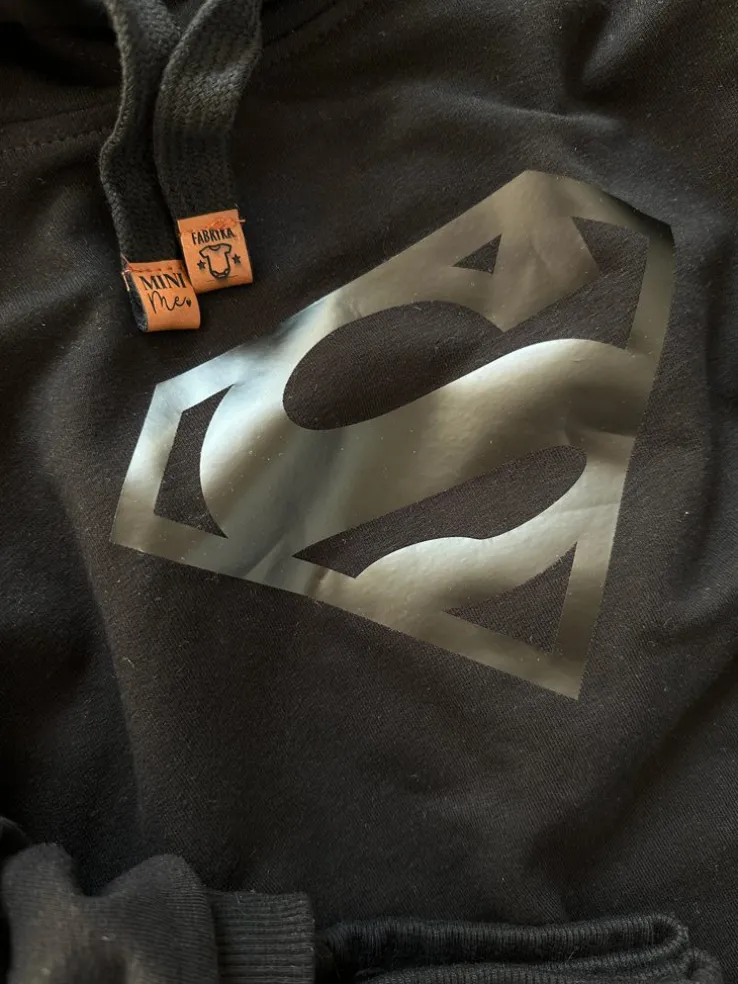 Bluza dziecięca z kapturem z czarnym znakiem supermena