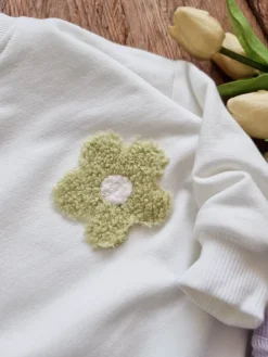 Bluza dziecięca z kolorowymi kwiatuszkami