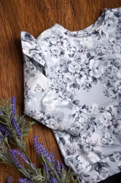 Bluza z falbankami przy rękawach niebieskie róże