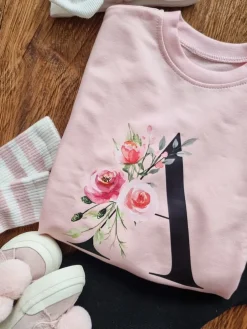 Bluza z inicjałem i kwiatami