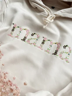 Bluza z kapturem jasny beż z kolorowym haftem mama