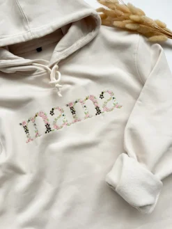 Bluza z kapturem jasny beż z kolorowym haftem mama