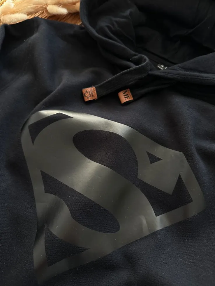 Bluza z kapturem z czarnym znakiem supermena