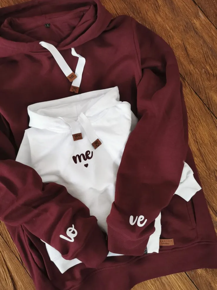 Bluza z kapturem z nadrukiem love na rękawach