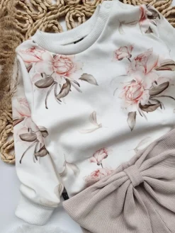 Body niemowlęce delikatne kwiaty