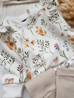 Body z falbankami przy rękawach łąka wiosną