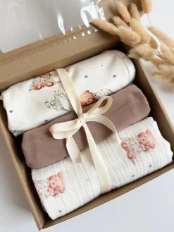 Box prezentowy dla niemowlaka miś pod kołderką 4 el.