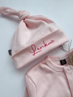 Czapeczka supełek z nadrukiem imienia z kokardką