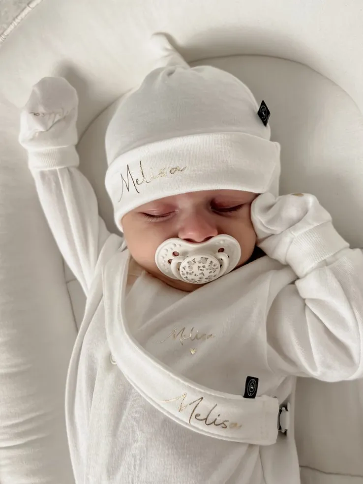 Czapka dla niemowlaka ze złotym imieniem