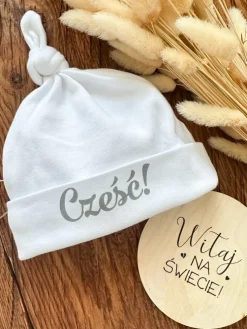 Czapka supełek dla niemowlaka z nadrukiem cześć!