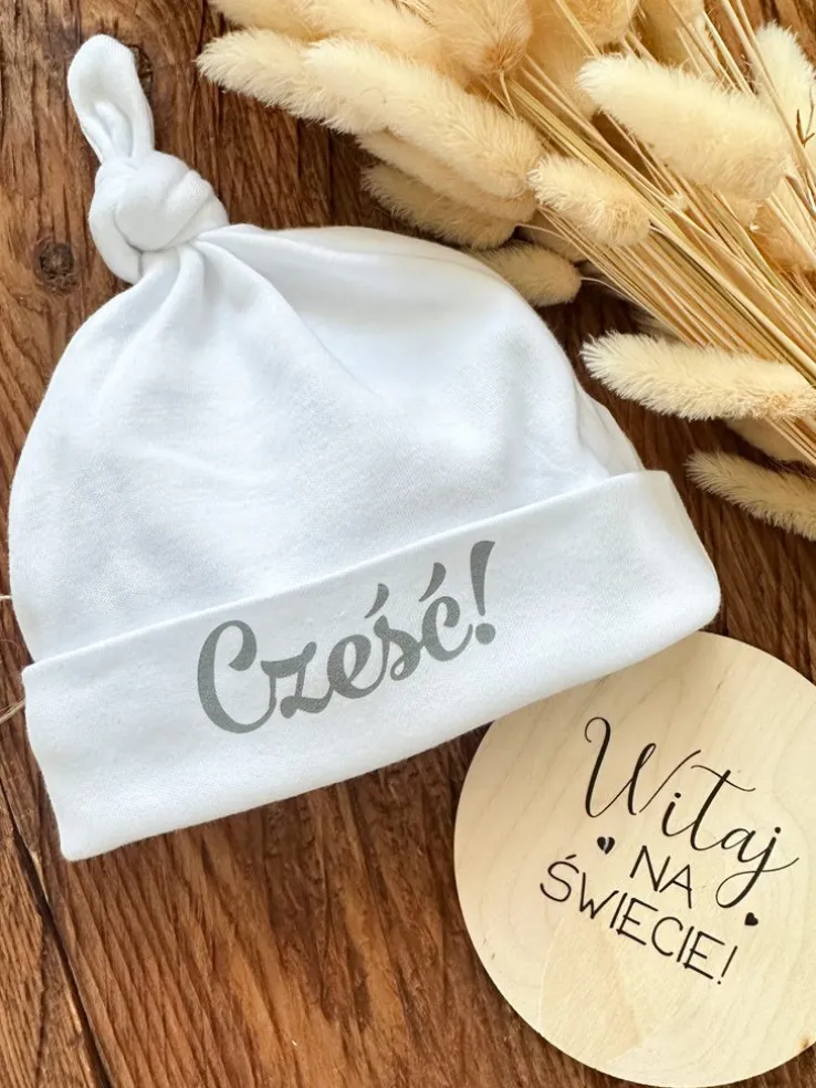 Czapka supełek dla niemowlaka z nadrukiem cześć!