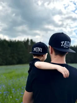 Dziecięca czapka z daszkiem z nadrukiem mini est