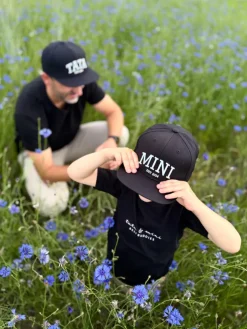 Dziecięca czapka z daszkiem z nadrukiem mini est