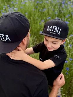 Dziecięca czapka z daszkiem z nadrukiem mini est