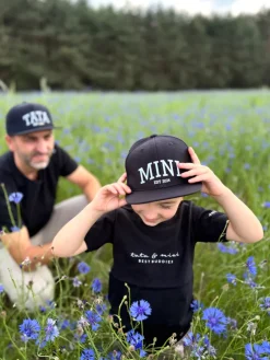 Dziecięca czapka z daszkiem z nadrukiem mini est