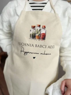 Fartuch kuchenny z nadrukiem kuchnia babci przyprawiona miłością