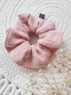 Gumka scrunchie do włosów muślinowa pudrowy róż
