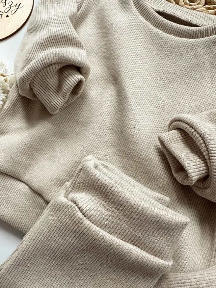 Jasnobeżowy komplet prążkowany (bluza + getry)