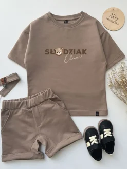 Kawowy komplet dresowy Słodziak + imię (koszulka + szorty)