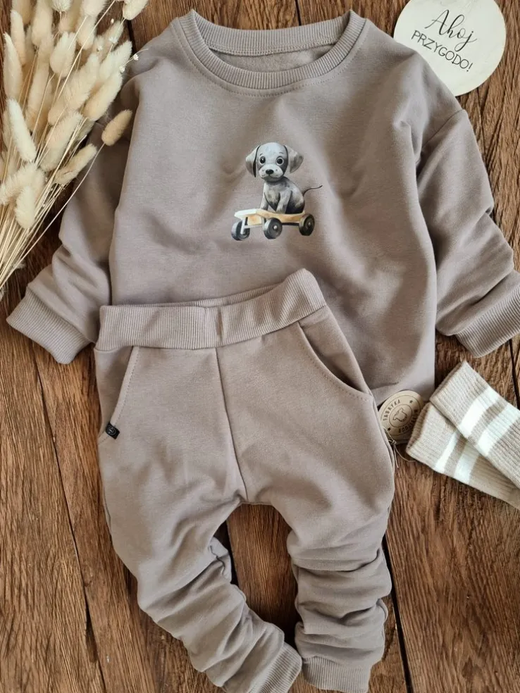 Kawowy komplet dresowy z pieskiem bluza + spodnie