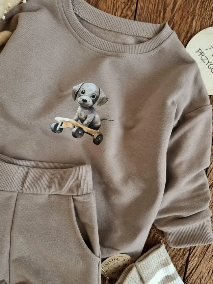 Kawowy komplet dresowy z pieskiem bluza + spodnie