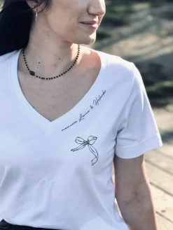 Koszulka damska z dekoltem w serek z nadrukiem kokardki
