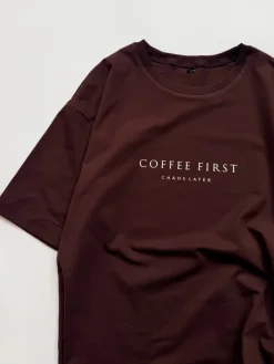 Koszulka damska z nadrukiem coffee first chaos later