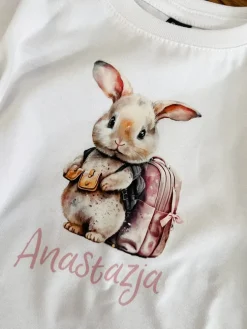 Koszulka dla dziewczynki z nadrukiem króliczka z plecakiem