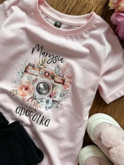 Koszulka dziecięca z nadrukiem aparatu w kwiatach