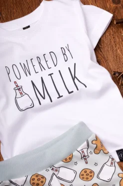 Koszulka z nadrukiem powered by milk