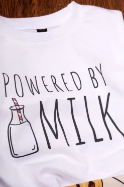Koszulka z nadrukiem powered by milk