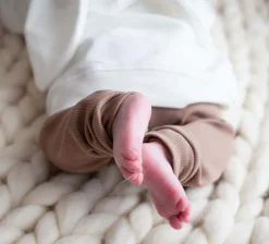 Legginsy dla niemowlaka prążkowane beżowe