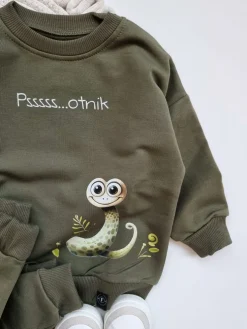 Oliwkowy komplet dresowy Psssss…otnik bluza + spodnie