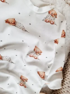 Pajac niemowlęcy bez stópek miś pod kołderką