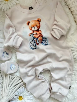 Pajac niemowlęcy z nadrukiem misia na rowerze
