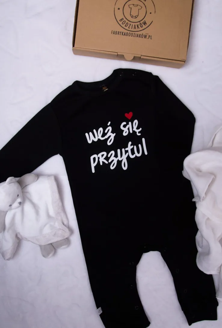 Pajac niemowlęcy z nadrukiem “weź się przytul”