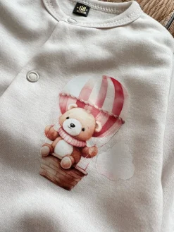 Pajacyk niemowlęcy ze stópkami miś w różowym balonie