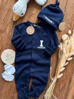 Pajacyk niemowlęcy ze stópkami imię z gwiazdkami