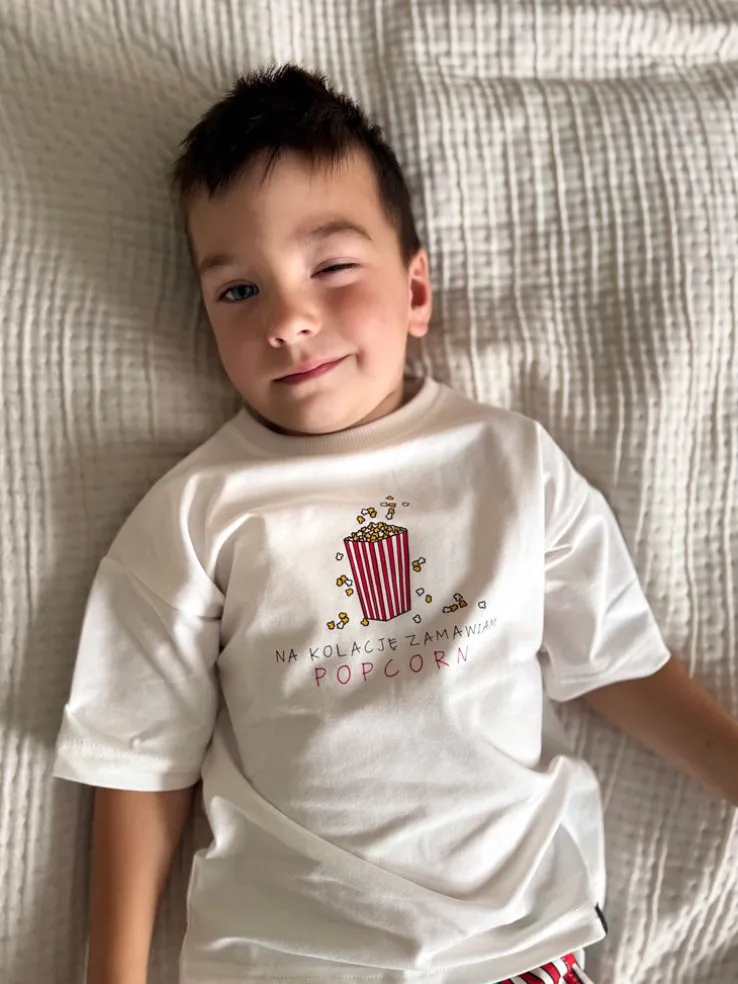 Piżama dla dziecka na kolację zamawiam popcorn