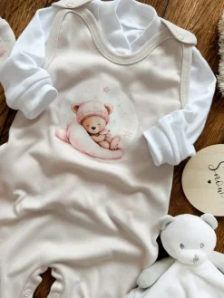 Śpiochy niemowlęce śpiący miś w różowej czapeczce + kaftanik