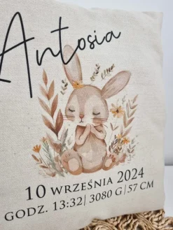 Poduszka z nadrukiem metryczki zajączek na łące