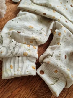 Prążkowany komplet stokrotki (bluza + spodnie)
