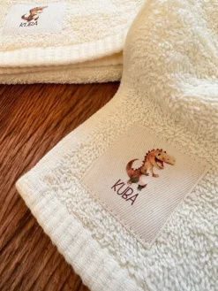 Ręcznik ecru z nadrukiem dinozaura i imieniem