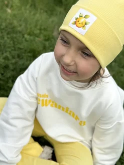 Żółta czapka dla dziecka z nadrukiem cytrynki