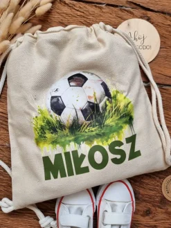 Worek dla dziecka z nadrukiem piłki na trawie